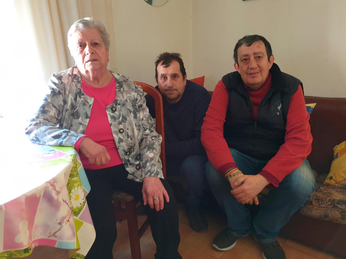 Feli y José, madre y hermanos de Manuel Moro, con su primo Tito, en su casa de Ciudad Rodrigo.