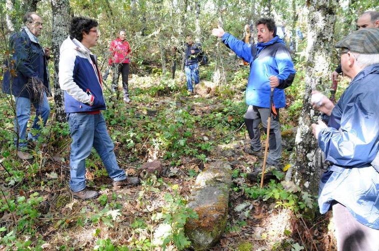 Miembros de la asociación “Amigos del Castro de Irueña” durante una de las visitas al yacimiento.