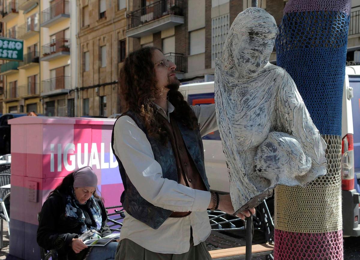 Uno de los artistas, ultimando una de las obras de “Abstraídos”