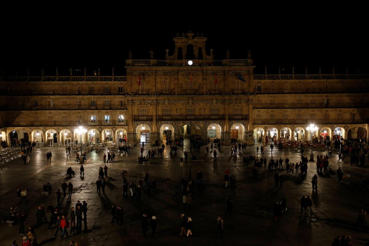 Imagen de la Plaza Mayor apagada por la Hora del Planeta