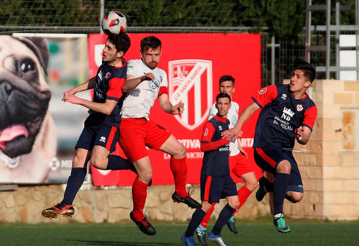 Asensio pelea en el juego aéreo por hacerse con el esférico