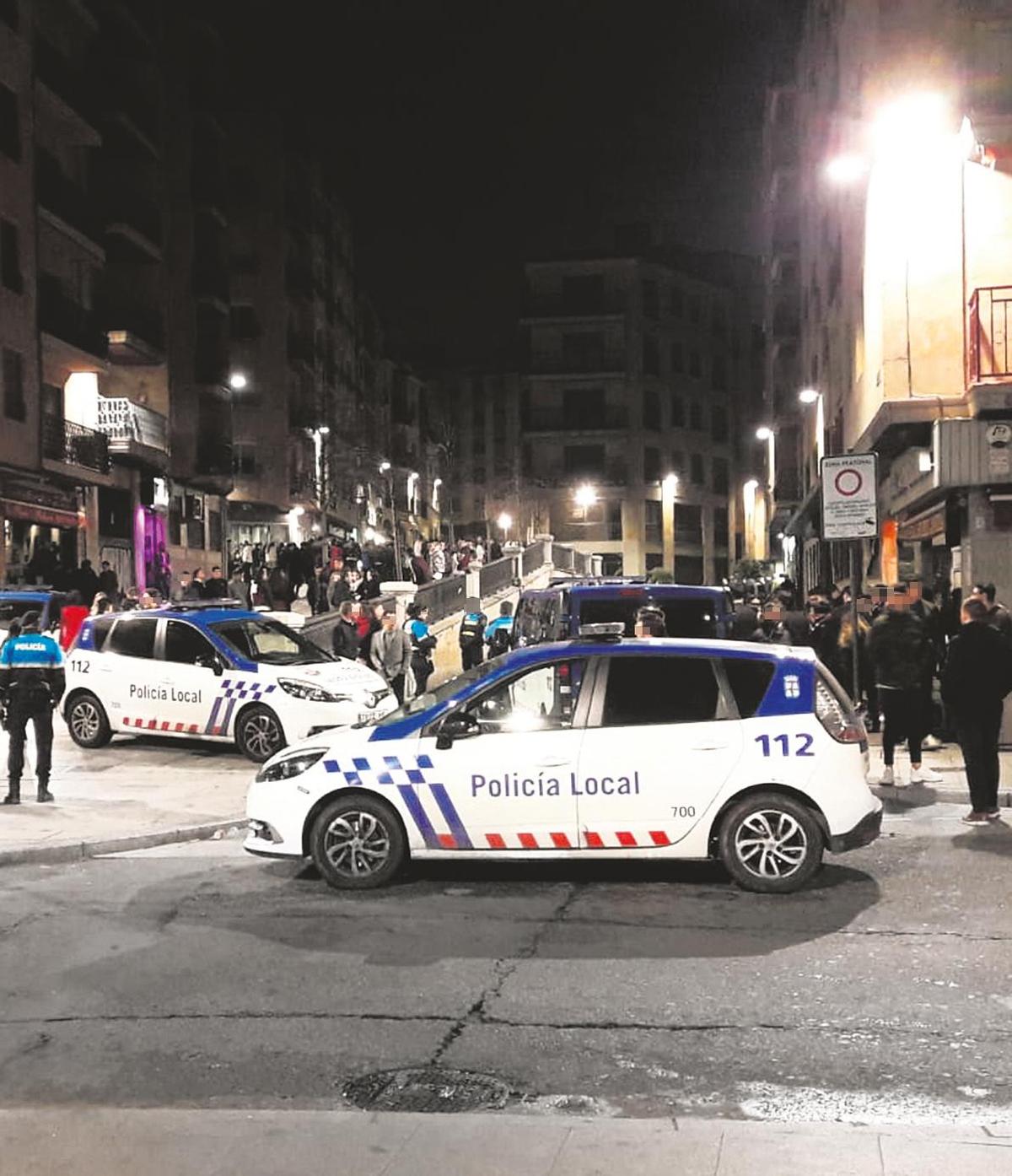 Varias patrullas de la Policía Local en la calle Bermejeros de la capital