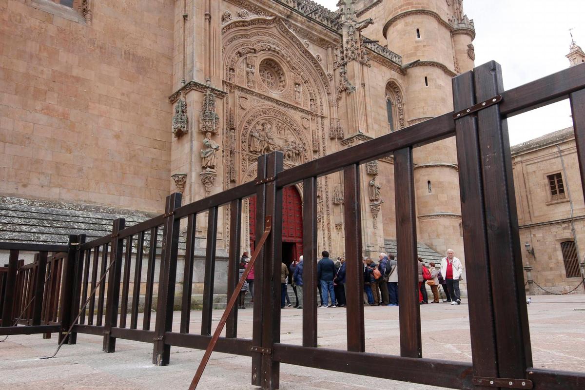 Vallas para evitar el paso a la zona que peligra.