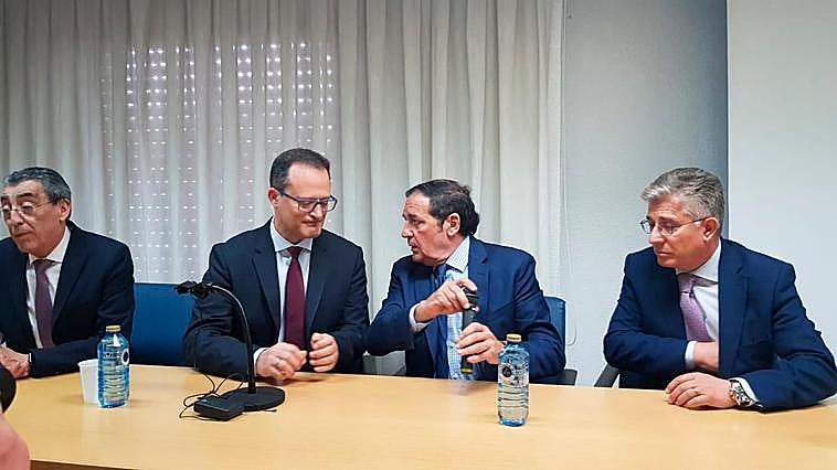 El consejero de Sanidad presenta al nuevo gerente del Hospital de Salamanca, Luis Ángel González