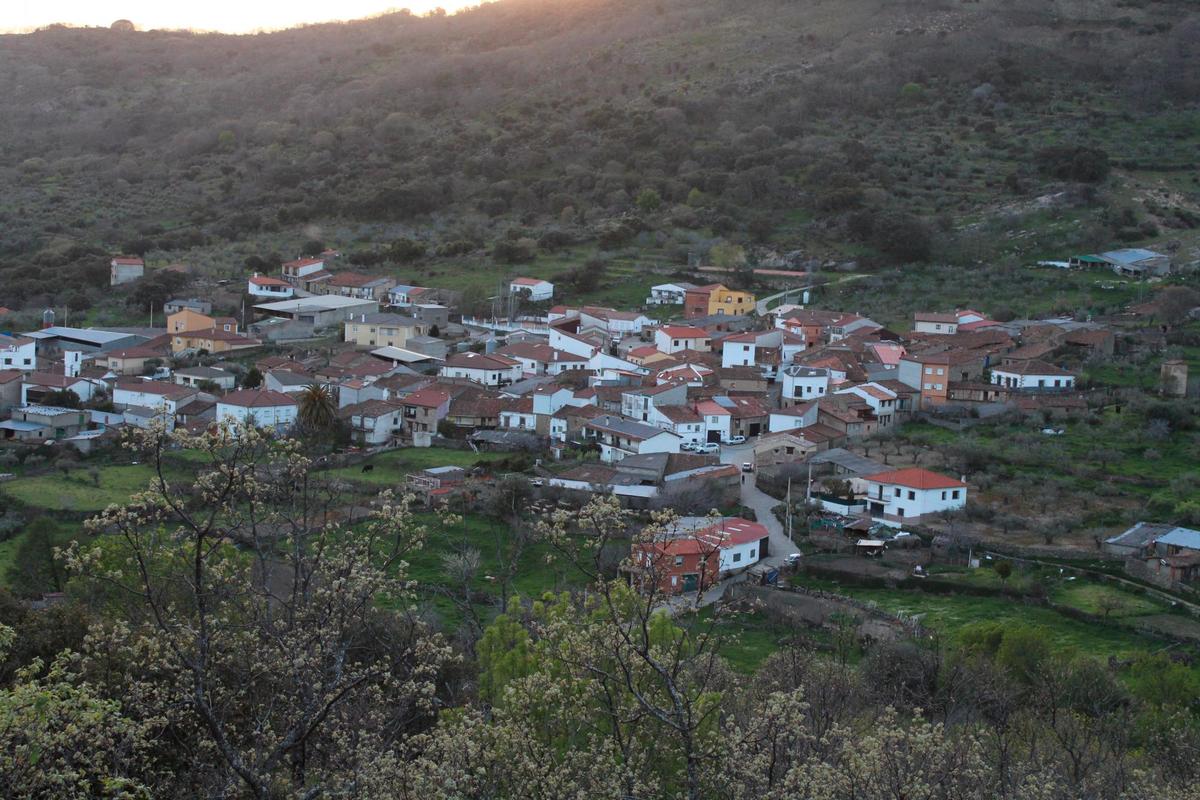 Imagen del casco urbano de Valdelamatanza desde la carretera de El Cerro