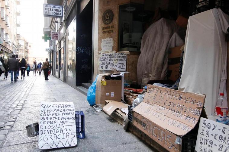 Un indigente ha convertido las escaleras de un local vacío de la calle Prior en su hogar.