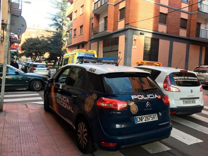 Policía y sanitarios en el lugar de los hechos.