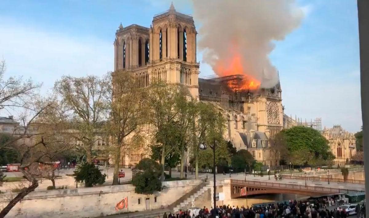 Columna de humo en la catedral de Notre Dame.