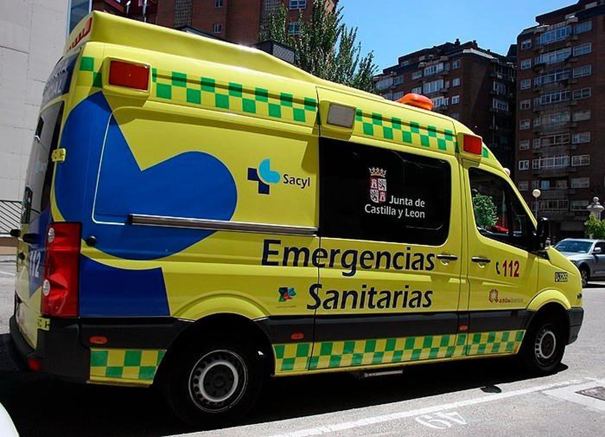 Una ambulancia del Sacyl trasladó al menor al Complejo Asistencial de León