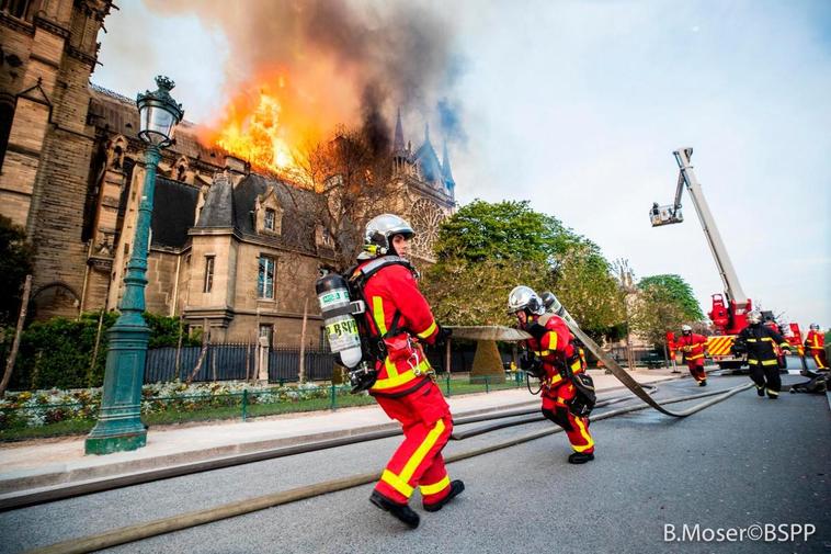 Macron promete reconstruir Notre Dame en apenas 5 años