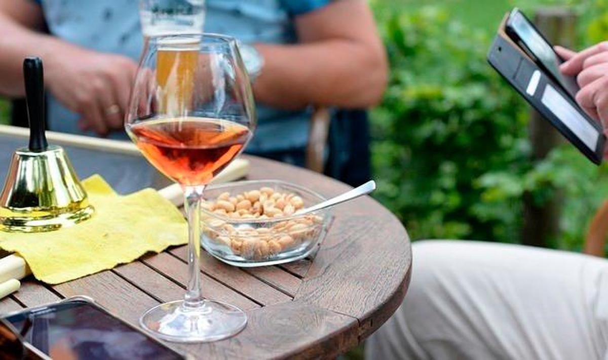 Beber alcohol y la necesidad de comida basura muchas veces van de la mano