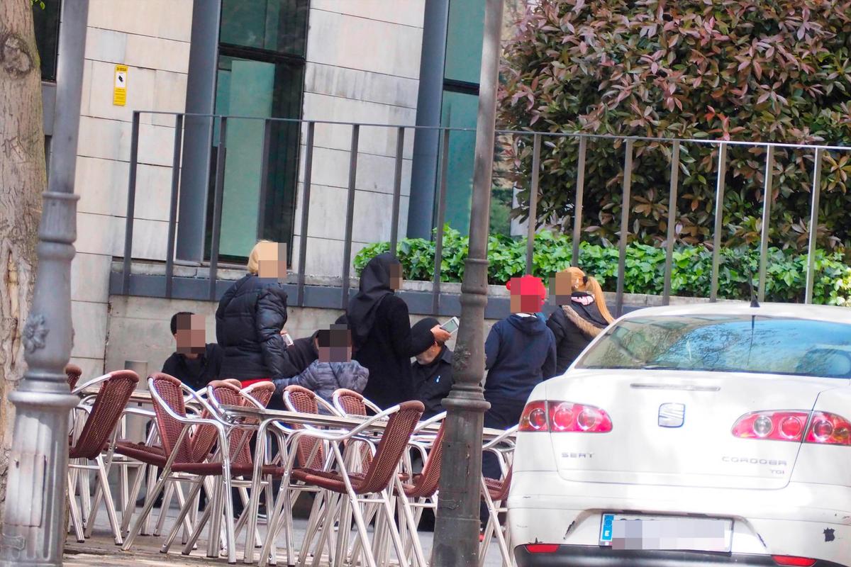 Miembros de ‘Los España’, a las puertas del Juzgado de Guardia.