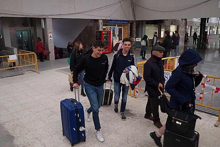 Los viajeros bordean la zona en la que se instala el nuevo suelo.