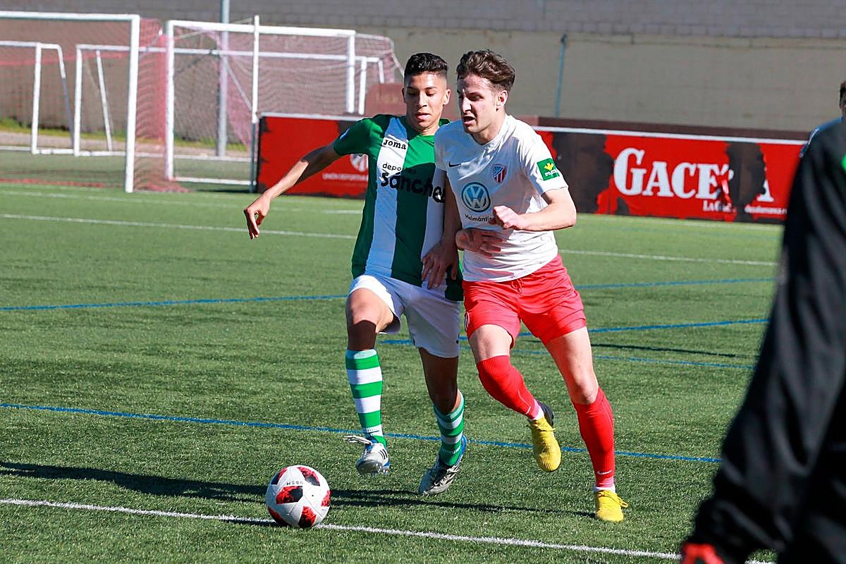 Nacho controla el balón durante el partido de este sábado.