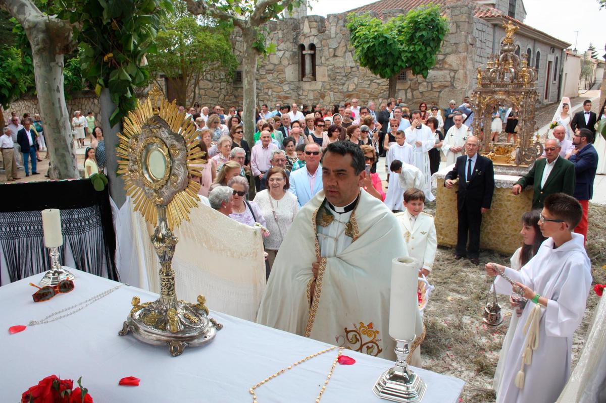 El párroco, Emilio Vicente de Paz, y al fondo la carroza de Corpus que se está restaurando.