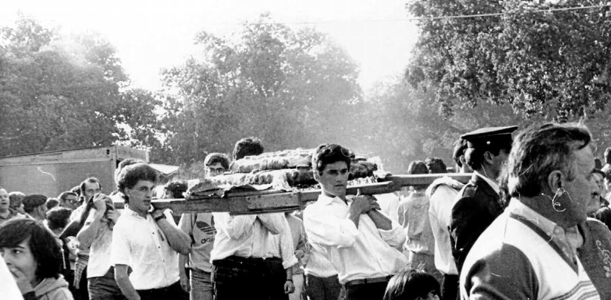 Los estudiantes celebraban la procesión del santo hornazo en una imagen de 1987