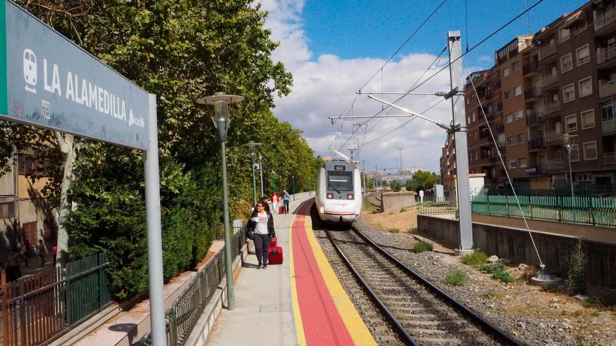 El tren pasa junto al apeadero de La Alamedilla