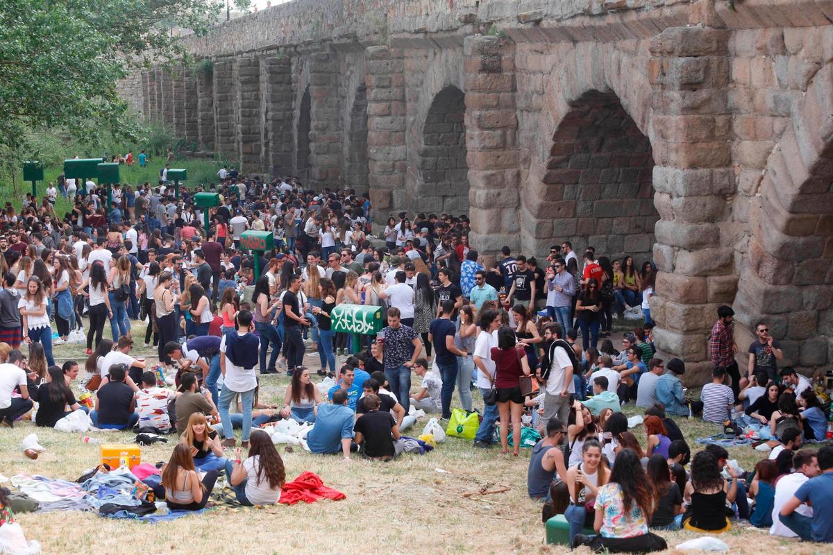 Ambiente en el Puente Romano durante un Lunes de Aguas.