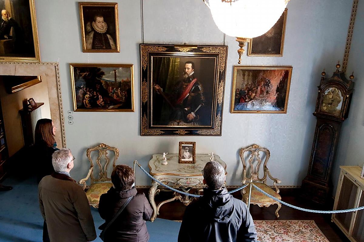 La guía explica la historia del retrato de Sánchez Coello.