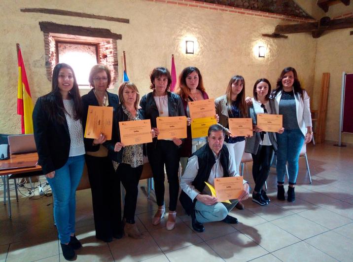 Alumnos con sus diplomas en la jornada de este lunes.