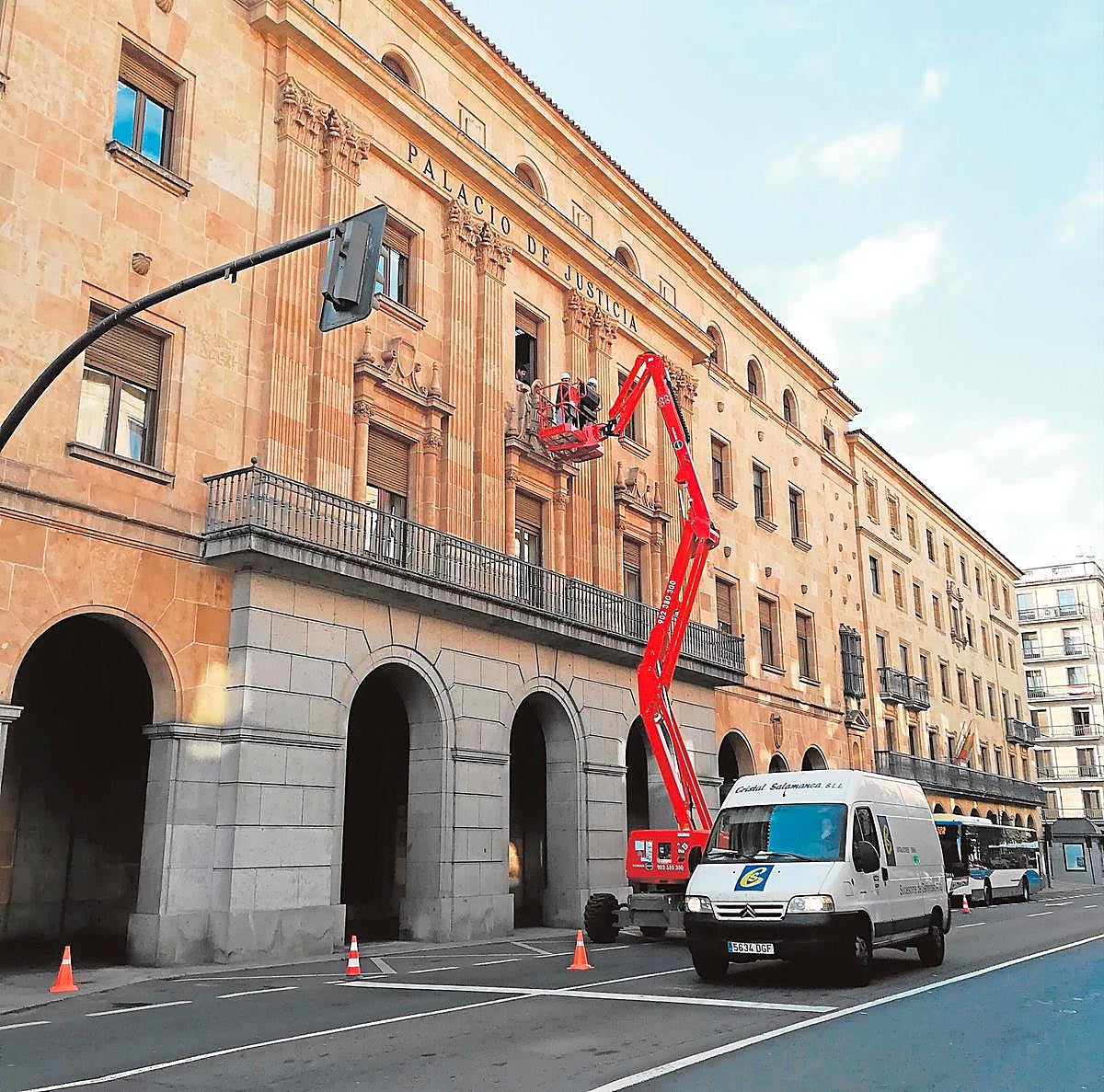 Operarios tomando mediciones del escudo franquista de la Audiencia Provincial.