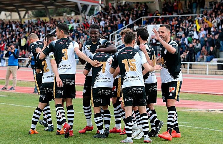 Los jugadores del Unionistas celebran uno de los goles anotados frente al Fuenlabrada en Las Pistas.