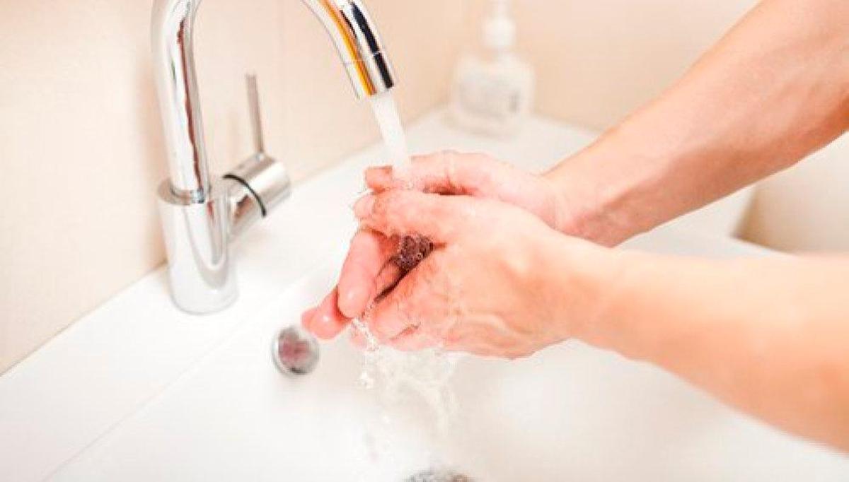 Imagen de una persona lavándose las manos