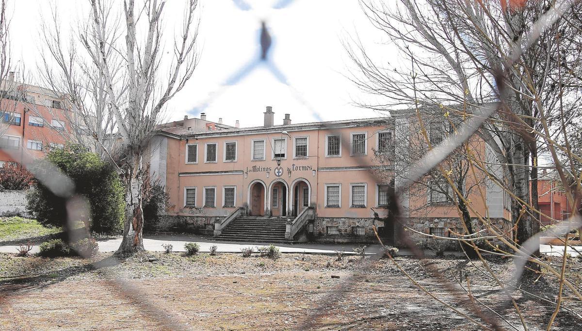 Imagen del vetusto edificio de “Los Molinos” en Tejares.