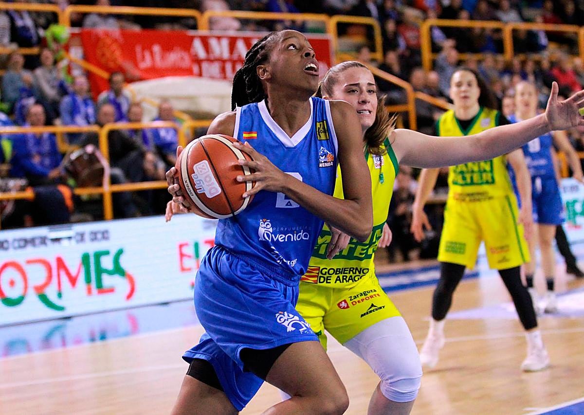 Elonu, bajo el aro en un choque frente al Mann Filter en Würzburg.