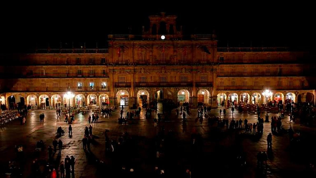 Los jóvenes accedieron a los tejados de la Plaza Mayor a través de una buhardilla