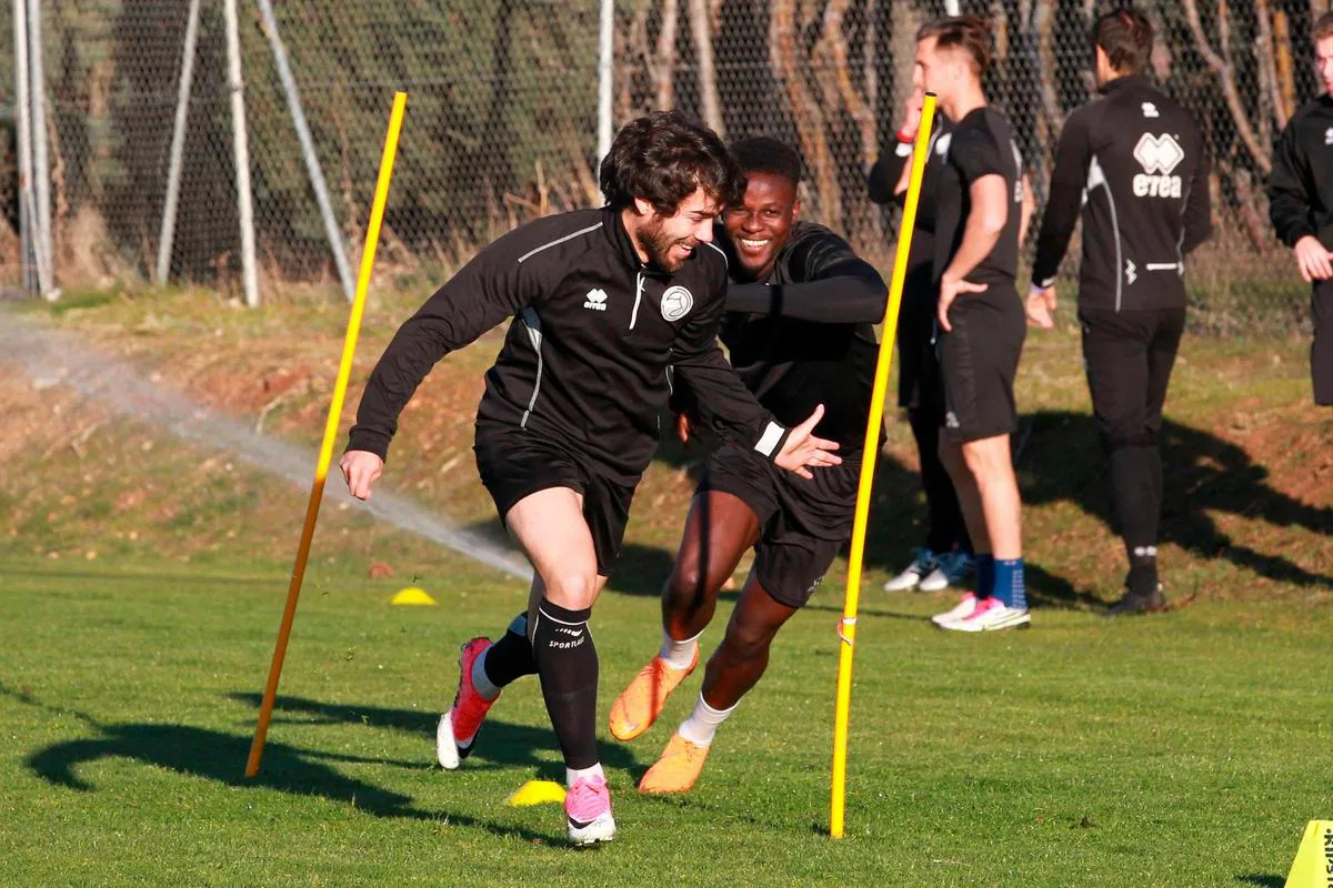 Admonio persigue a Javi Navas en un entrenamiento físico entre picas.