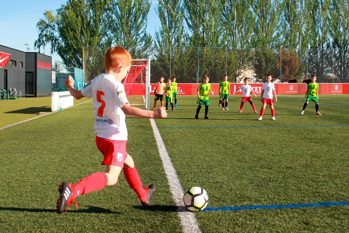 Diego, canterano de la UD Santa Marta, lanza un córner en el San Casto en el duelo de la última jornada frente al Unionistas.