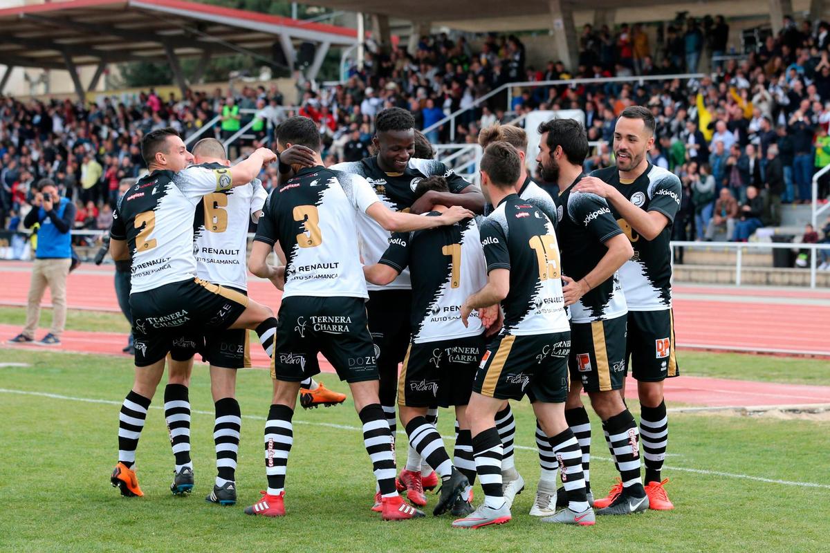 Los jugadores del Unionistas celebran un gol marcado frente al Fuenlabrada.