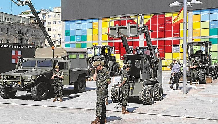 Exposición de material de Ingenieros en la plaza de la Concordia hace unos años.