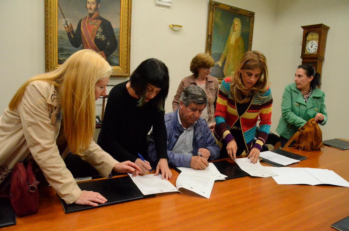 Feli Campo, Alejo Riñones y Chabela de la Torre firmaron el convenio.