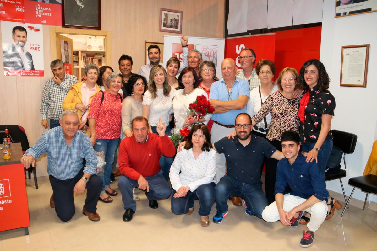 Celebración del triunfo en la sede socialista peñarandina.