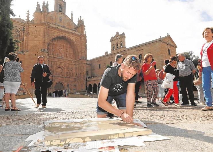 Uno de los artistas elaborando su obra el pasado certamen.