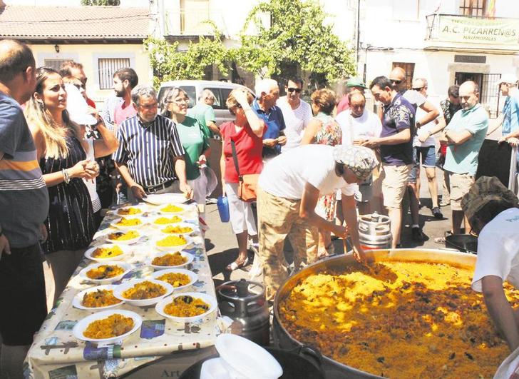 Reparto de la paella de las fiestas del año pasado en Navamorales.