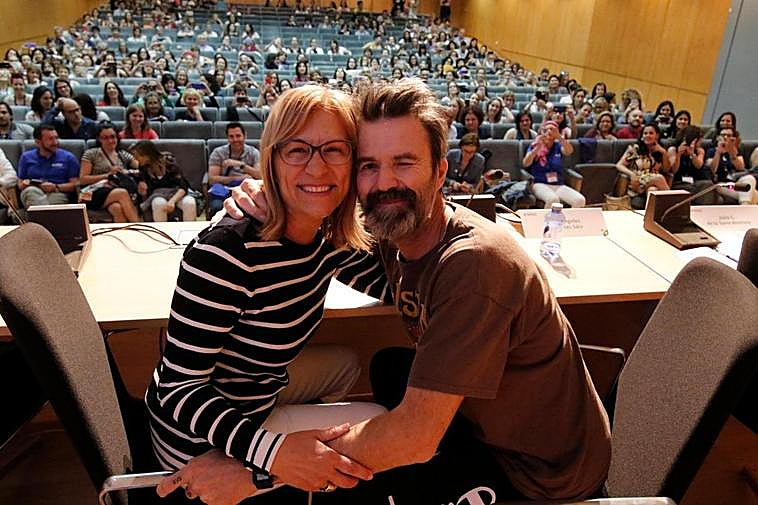 Pau Donés, junto a la presidenta de la SEEO, Ángeles Peñuelas.