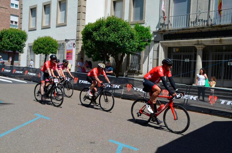 Miguel Induráin y Perico Delgado no se pierden la marcha cicloturista en Béjar