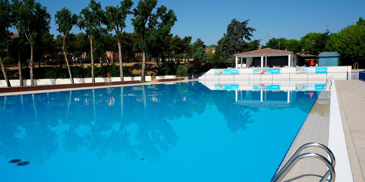 La piscina municipal de Tejares ya está preparada para recibir a los bañistas.