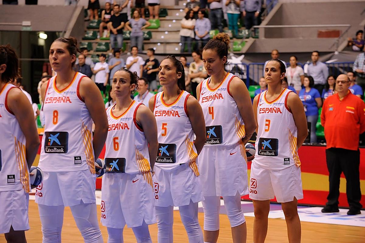 Andrea Vilaró, a la derecha con el número 3.