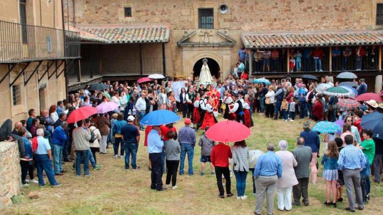 Salida de la Virgen del Cueto con lluvia el año pasado.