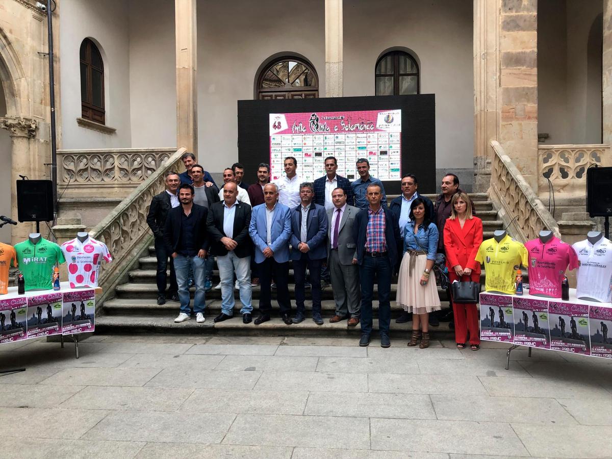 Organizadores, autoridades y  ex ciclistas, en el patio de La Salina junto a los maillots de la Vuelta a Salamanca.