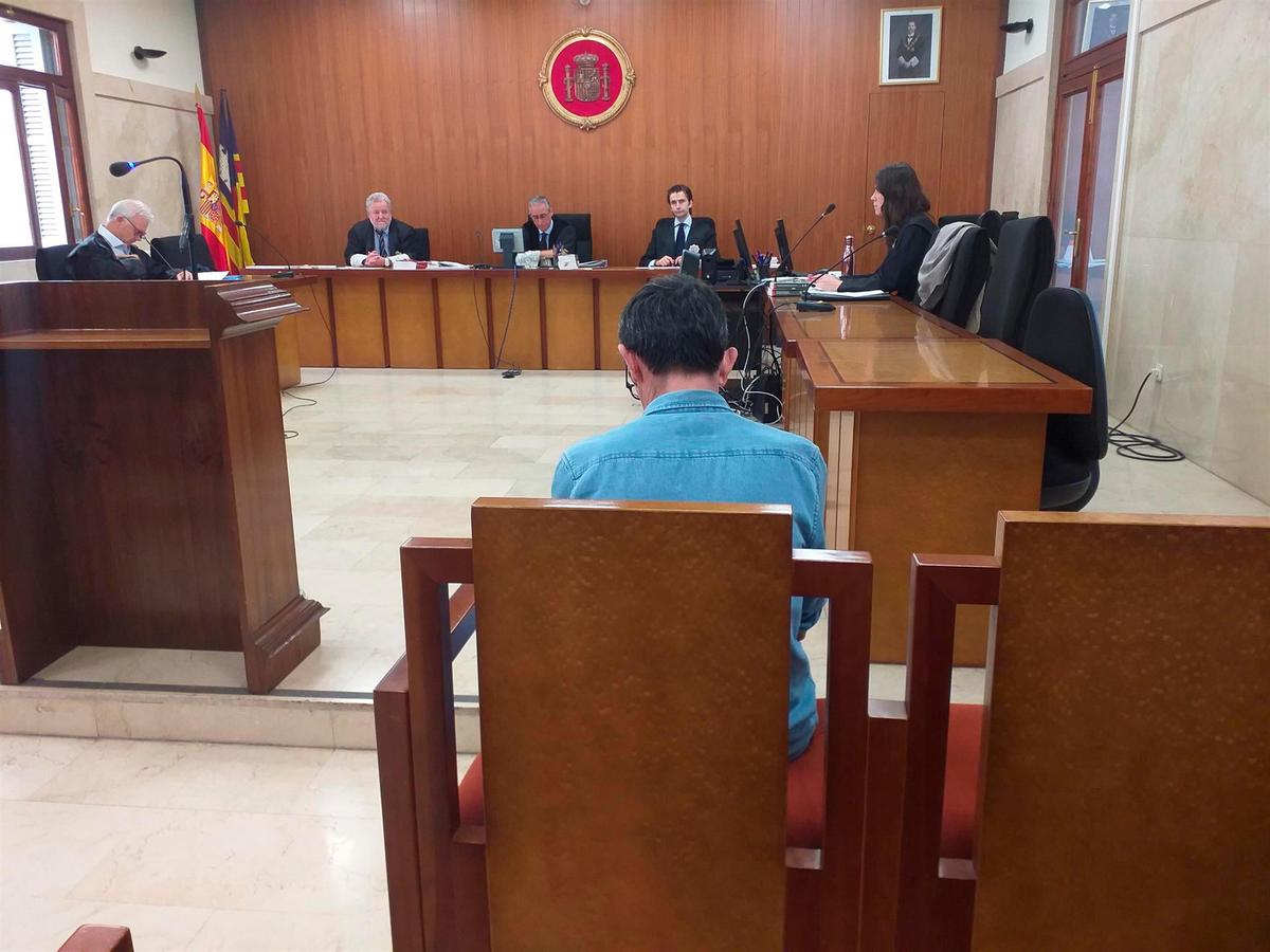 El condenado, durante el juicio.