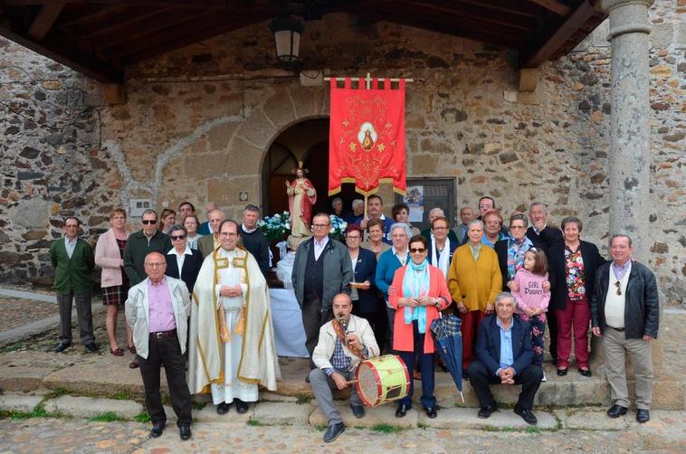 Los vecinos de El Cabaco en “La Emperrá” del año pasado después de la procesión