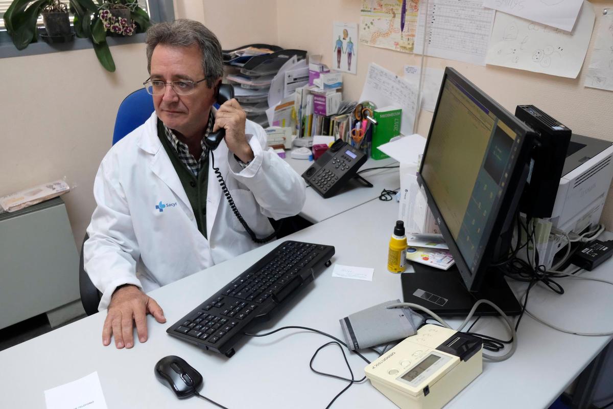 Un médico del centro de salud Miguel Armijo atiende una consulta no presencial por teléfono.