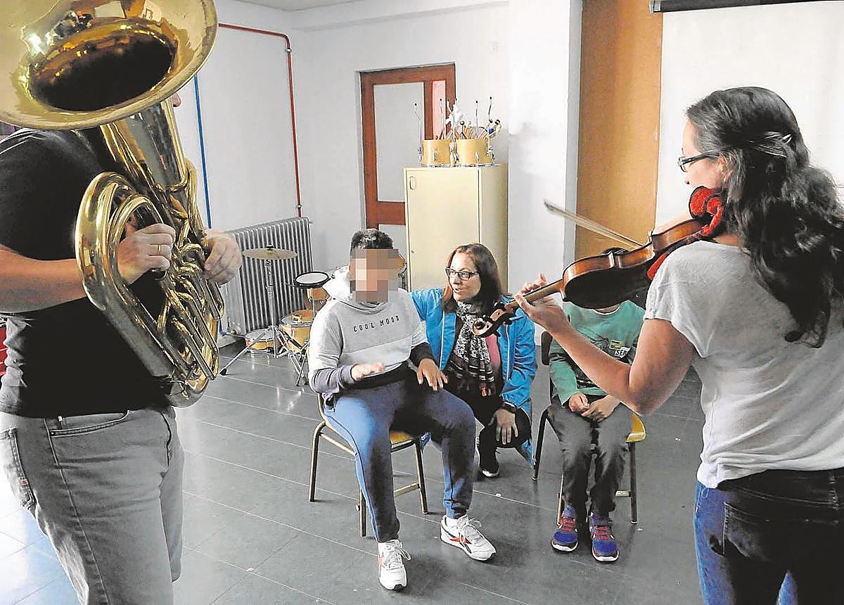 Música en directo en el programa de la Oscyl en el colegio de Educación Especial Reina Sofía.