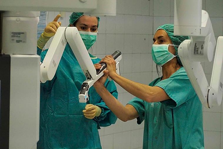 Personal de Enfermería prepara los ‘brazos’ del Da Vinci durante una operación de Ginecología.