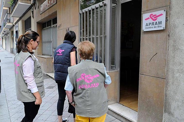 Técnicas, mediadoras y coordinadora de Apramp Salamanca, en su centro de atención.